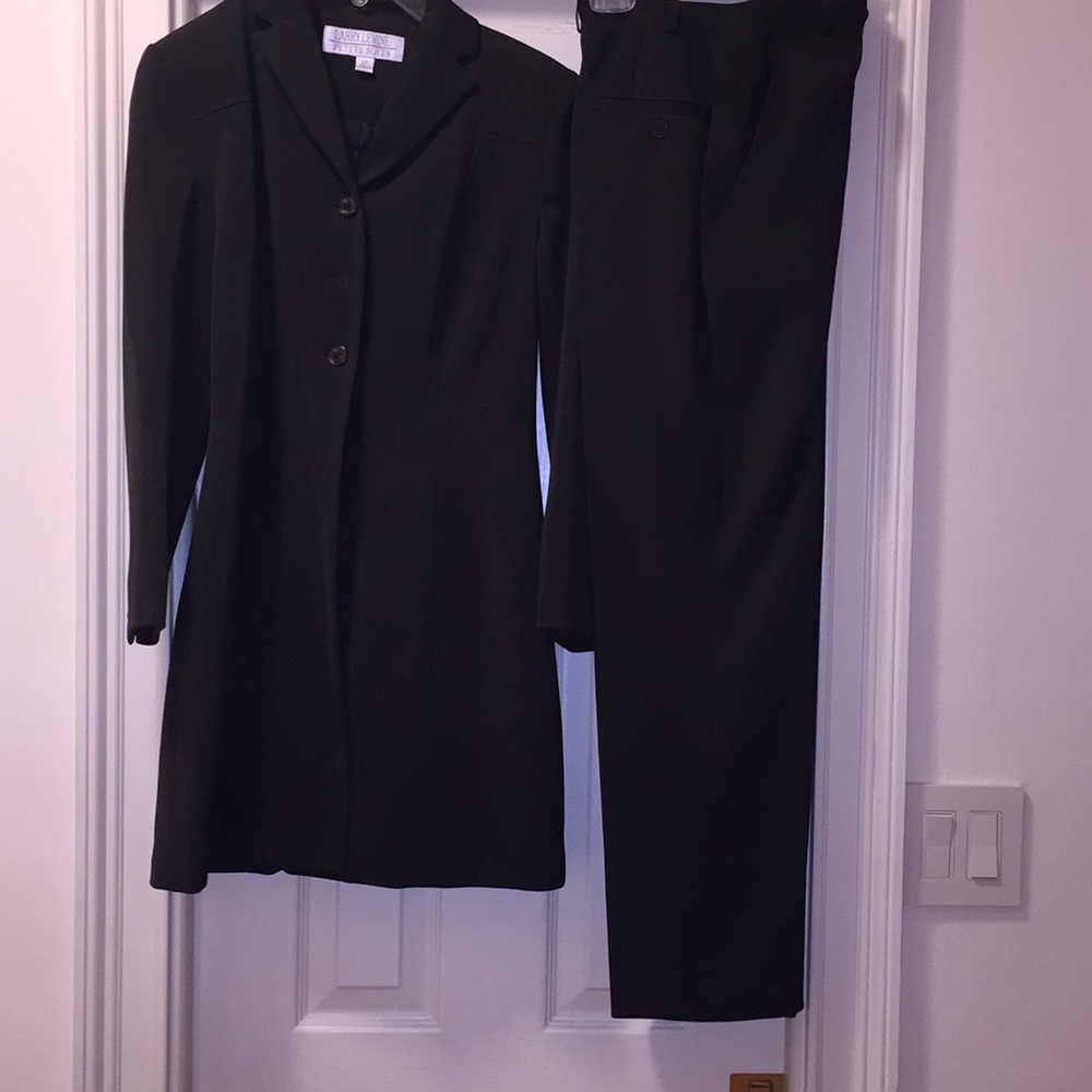 Women’s petite pants suit. Larry Levine. Brown